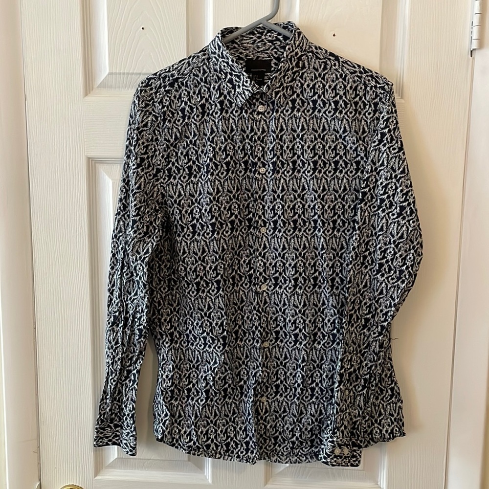 Men’s Medium EXPRESS button up dress shirt in Navy Blue and White
